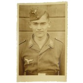 Luftwaffe soldaat in vroeg Fliegerbluse tuniek